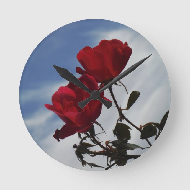 Reloj Redondo Mediano Roses rojos contra un brillante cielo azul (Anverso)