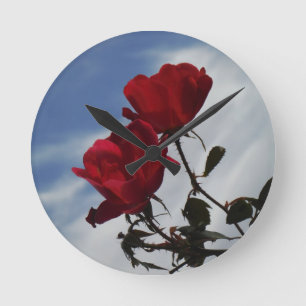 Reloj Redondo Mediano Roses rojos contra un brillante cielo azul