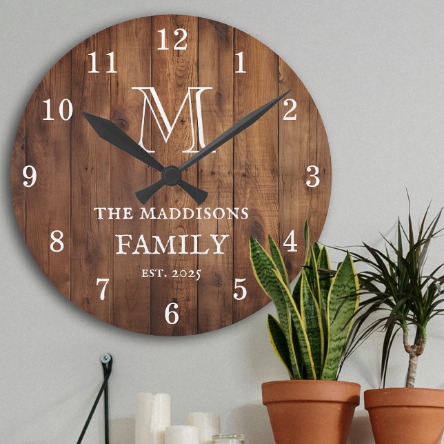 Reloj Redondo Mediano Rustic Brown Wood Custom Family Monogram and Name (Subido por el creador)