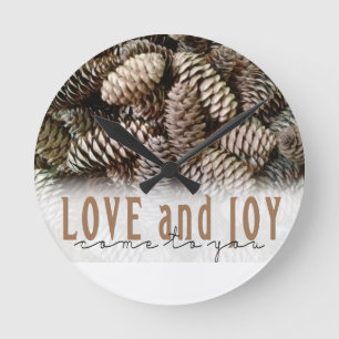 Reloj Redondo Mediano Rustic Holiday Love and Joy Pine Cone