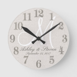 Reloj Redondo Mediano Rústica línea con monograma blanco