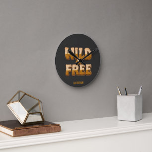 Reloj Redondo Mediano Salvaje y Libre - Tipografía Retro Groovy de los 7