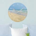 Reloj Redondo Mediano Sandpiper en la costa | Bella Playa<br><div class="desc">Este bonito reloj de playa es perfecto para decorar una bonita casa de playa. Unas olas de color azul claro se extienden sobre una magnífica playa bajo un cielo azul bonito. Me encanta la costa y me relajo en la casa de mi playa. No hay nada más tranquilo que un...</div>