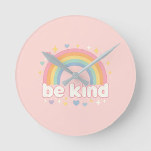 Reloj Redondo Mediano Sé Amable – Arcoíris Pastel de Positividad