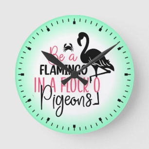 Reloj Redondo Mediano Ser un flamenco en una bandada de palomas