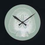 Reloj Redondo Mediano Silhouette Sand Dollar<br><div class="desc">¿Te imaginas vivir tu vida en la playa? Obtén esta hermosa imagen de esta silueta y dólar para añadir a tu colección de playa. Esta original obra de arte translúcida es excelente en cualquiera de tus productos Zazzle. Su arte contemporáneo y moderno le hará ser el más elegante de sus...</div>