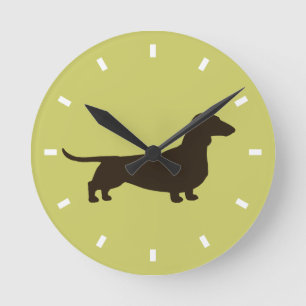 Reloj Redondo Mediano Silueta del Dachshund en el verde - personalizable