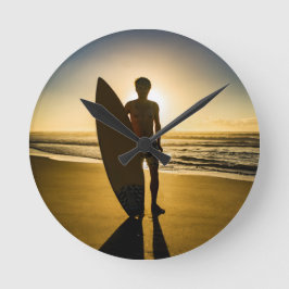 Reloj Redondo Mediano Silueta surfista al amanecer