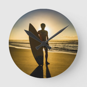 Reloj Redondo Mediano Silueta surfista al amanecer