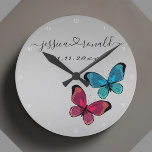 Reloj Redondo Mediano Silvery Gray Names Date Boda Regalo Personalizado<br><div class="desc">Hermoso conectado por el amor plateado reloj de pared gris que celebra a una pareja y su amor. Personalizado con los nombres de la pareja escritos en escritura cursiva y conectado con un corazón agitado. Además está personalizado con una fecha de personalizado. Decorada con un bonito ilustracion de dos mariposas,...</div>
