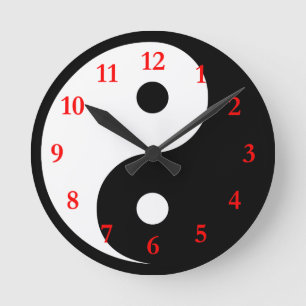 Reloj Redondo Mediano Símbolo Blanco Negro Yin Yang con Números Rojos