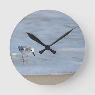 Reloj Redondo Mediano Single Sandpiper walking on beach 