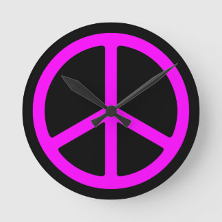 Reloj Redondo Mediano Skinny Pink Peace Sign on Black Wall Clock