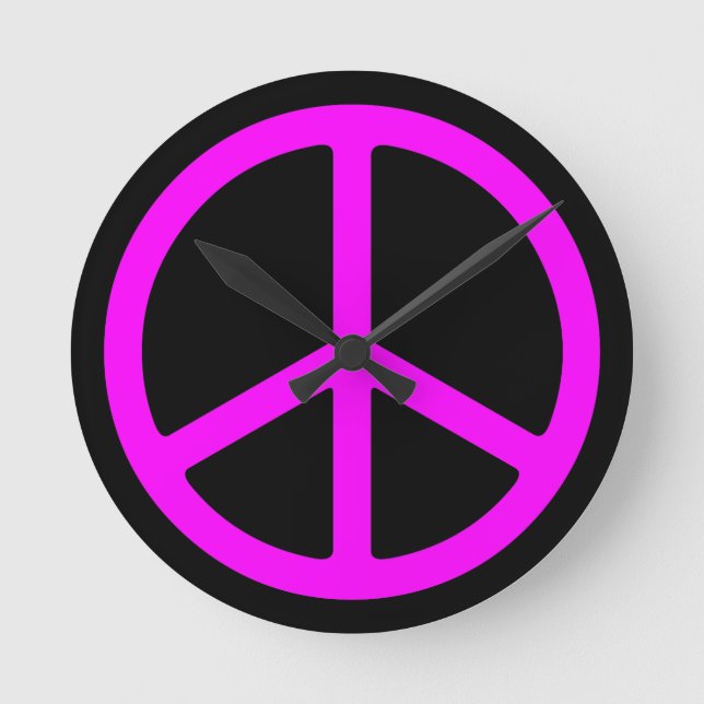 Reloj Redondo Mediano Skinny Pink Peace Sign on Black Wall Clock (Anverso)