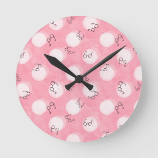Reloj Redondo Mediano Soft Pink Cute Pattern – Minimal Aesthetic Polka