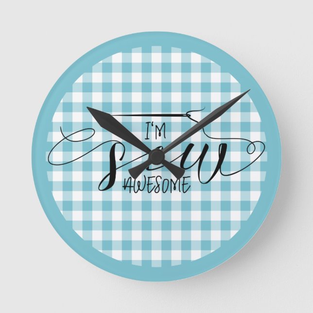 Reloj Redondo Mediano Soy Sew Awesome Blue Gingham (Anverso)