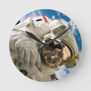 Reloj Redondo Mediano Spacewalk del vendedor de los embarcaderos