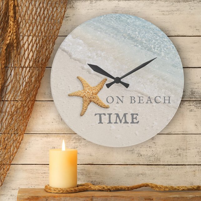 Reloj Redondo Mediano Starfish Waves Beach House (Elegant clock featuring a starfish on the beach in soft pastel. Beautiful for a coastal home)