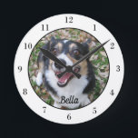 Reloj Redondo Mediano Su Personalizado Dog Photo Cute Mascota Dueño<br><div class="desc">Personalice con la fotografía de su propio perro en este reloj de pared mascota personalizado y personalizar con su nombre en la parte inferior. Un hermoso regalo personalizado para que el dueño de un perro o gato inmortalice su amor. Bordeado de blanco con números negros.</div>
