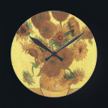 Reloj Redondo Mediano Sunflowers de Van Gogh<br><div class="desc">Vida: Vase con quince girasoles pintando por Vincent van Gogh El expresionismo no es simplemente una forma de ver las cosas: también es una forma de hacerlas, de pintarlas. Un expresionista no pinta "plano" y en tonos puros, rompe sus tonos y los aplica con un pincel liberal. Es realmente sorprendente...</div>