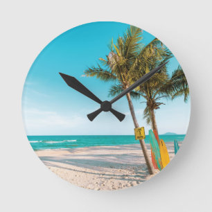 Reloj Redondo Mediano Surf board en la playa tirando almohada