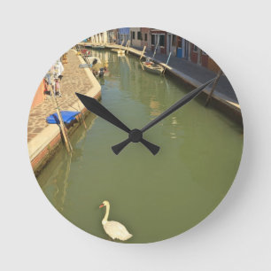 Reloj Redondo Mediano Swans in canal, Burano Island, Venice, Italy