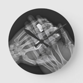 Reloj Redondo Mediano Tenencia de la mano