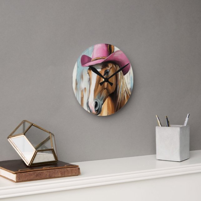 Reloj Redondo Mediano Tiempo de las Vaqueras: Encanto Rústico del Caball (Loose Style Painted Horse Wearing Hot Pink Cowgirl Hat on a Round Clock Western Decor)