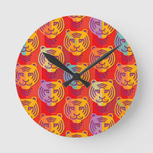 Reloj Redondo Mediano Tiger pattern on red background
