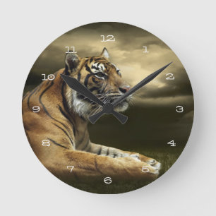 Reloj Redondo Mediano Tigre que mira y que se sienta debajo del cielo