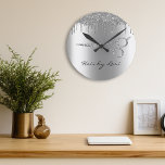 Reloj Redondo Mediano Tijeras de Purpurina de las gotas estilistas de pe<br><div class="desc">Este diseño se creó a través del arte digital. Se puede personalizar en el área proporcionada cambiando la foto y/o el texto. O se puede personalizar eligiendo la opción de hacer clic en el personalizar y borrar o cambiar el color del fondo, agregar texto, cambiar el color o estilo del...</div>