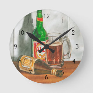 Reloj Redondo Mediano Todavía vida con la cerveza de Jennifer Goldberger