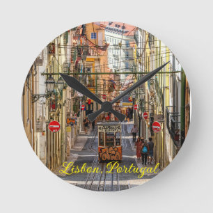 Reloj Redondo Mediano Tranvía con grafitti, Lisboa, Portugal