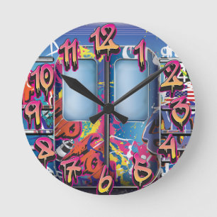 Reloj Redondo Mediano Tren de metro con grafitis.