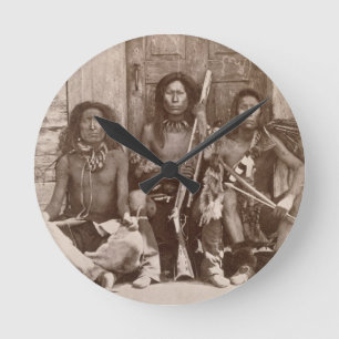 Reloj Redondo Mediano Tres indio Braves, fotografiado por el inglés real