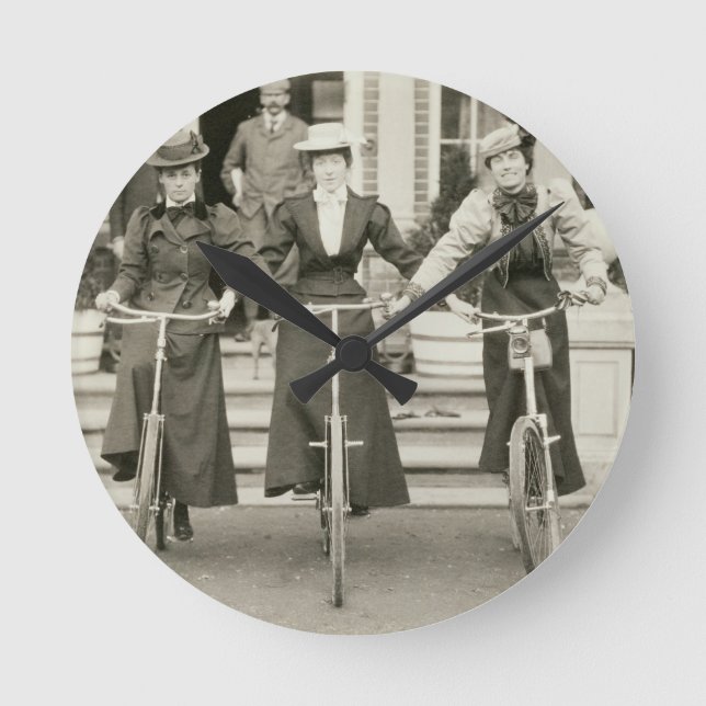 Reloj Redondo Mediano Tres mujeres en bicicleta, a principios del siglo  (Anverso)