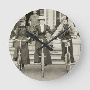 Reloj Redondo Mediano Tres mujeres en bicicleta, a principios del siglo 