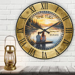 Reloj Redondo Mediano Tu foto náutica<br><div class="desc">Reloj de pared náutico con tu foto personalizada enmarcada por una escotilla vintage y números romanos. Agradable para una pareja recién casada,  aniversario o con otra foto de estilo para cualquier situación.</div>