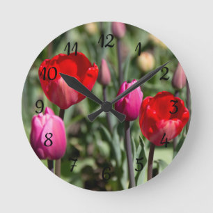Reloj Redondo Mediano Tulipanes rojos y púrpuras delicados