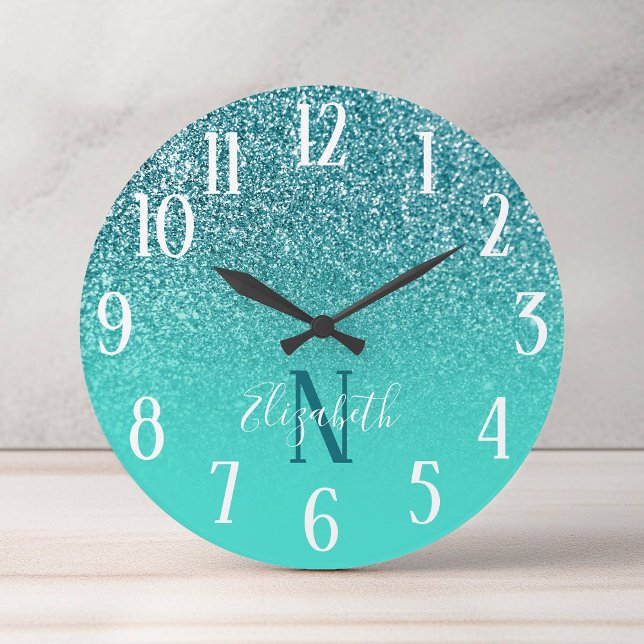 Reloj Redondo Mediano Turquesa monogramada y Purpurina Verde azulada Omb (Monogrammed Turquoise and Teal Glitter Ombre Round Clock)