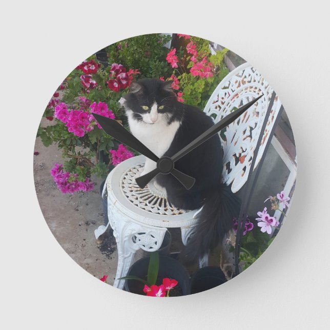 Reloj Redondo Mediano Tuxedo Cat Cute with Pretty Flowers Black Cats (Anverso)
