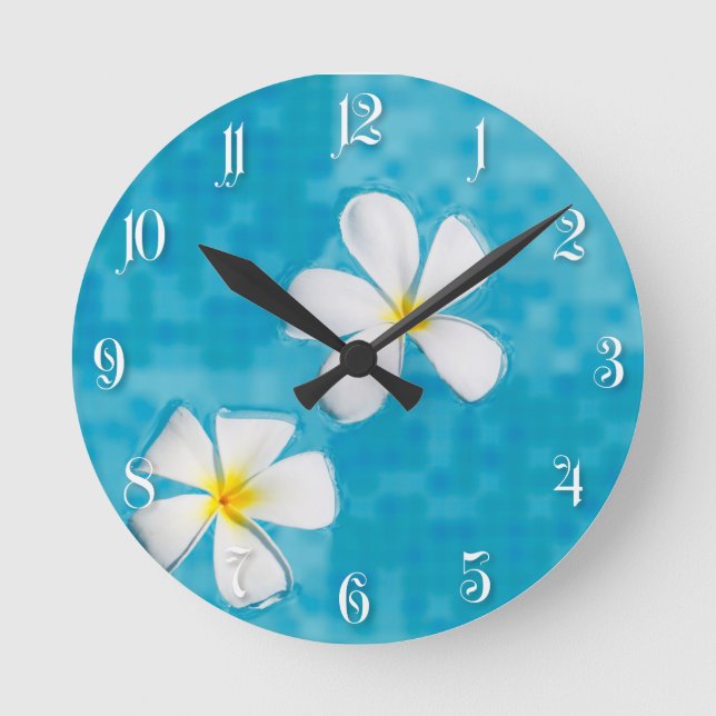 Reloj Redondo Mediano Two frangipani flowers in a blue water (Anverso)