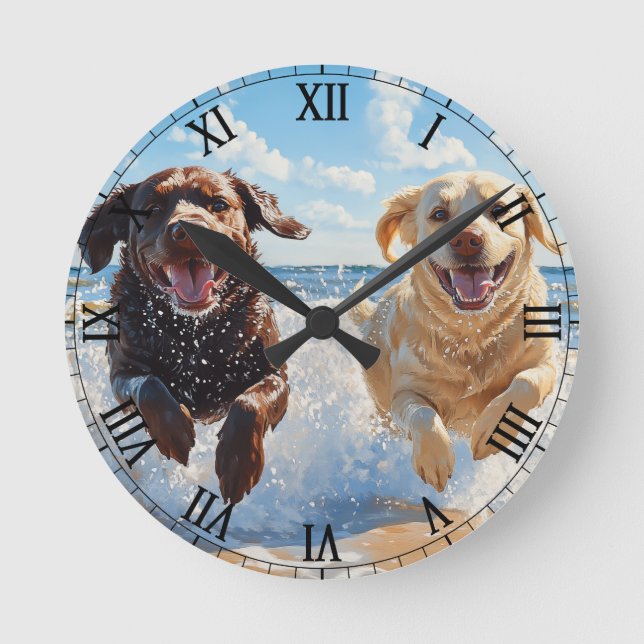 Reloj Redondo Mediano Two Labrador Retrievers on Beach (Anverso)