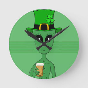 Reloj Redondo Mediano Un alienígena del día de San Patricio