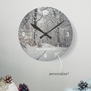 Reloj Redondo Mediano Un camino a través del bosque de invierno encantad