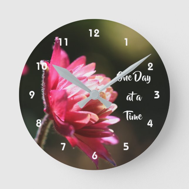 Reloj Redondo Mediano Un Día A La Vez, Inspiradora Flor De Sol (Anverso)