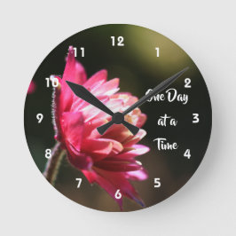 Reloj Redondo Mediano Un Día A La Vez, Inspiradora Flor De Sol