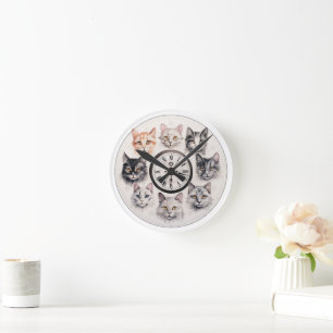 Reloj Redondo Mediano Un gato caprichoso enfrenta un diseño felino encan