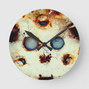 Reloj Redondo Mediano Un objeto rusto y abandonado