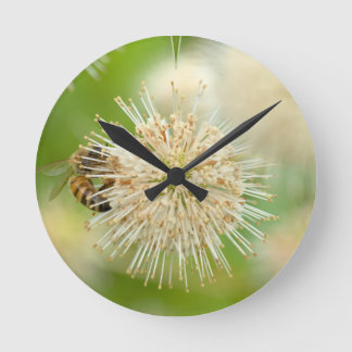 Reloj Redondo Mediano Una abeja en una flor